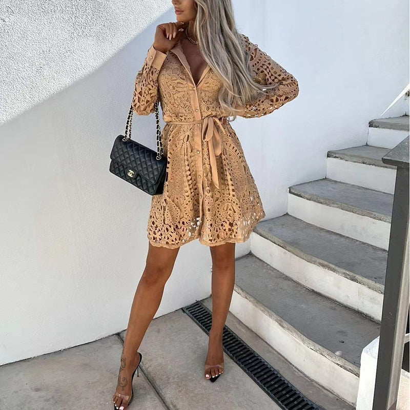 Mathilda | Elegant og stilfuld blondekjole