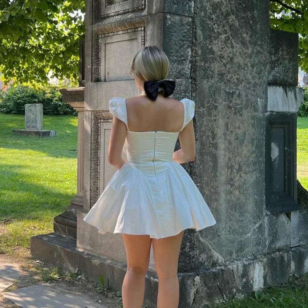 Anna | Vintage-inspireret minikjole med cape-ærmer og V-udskæring